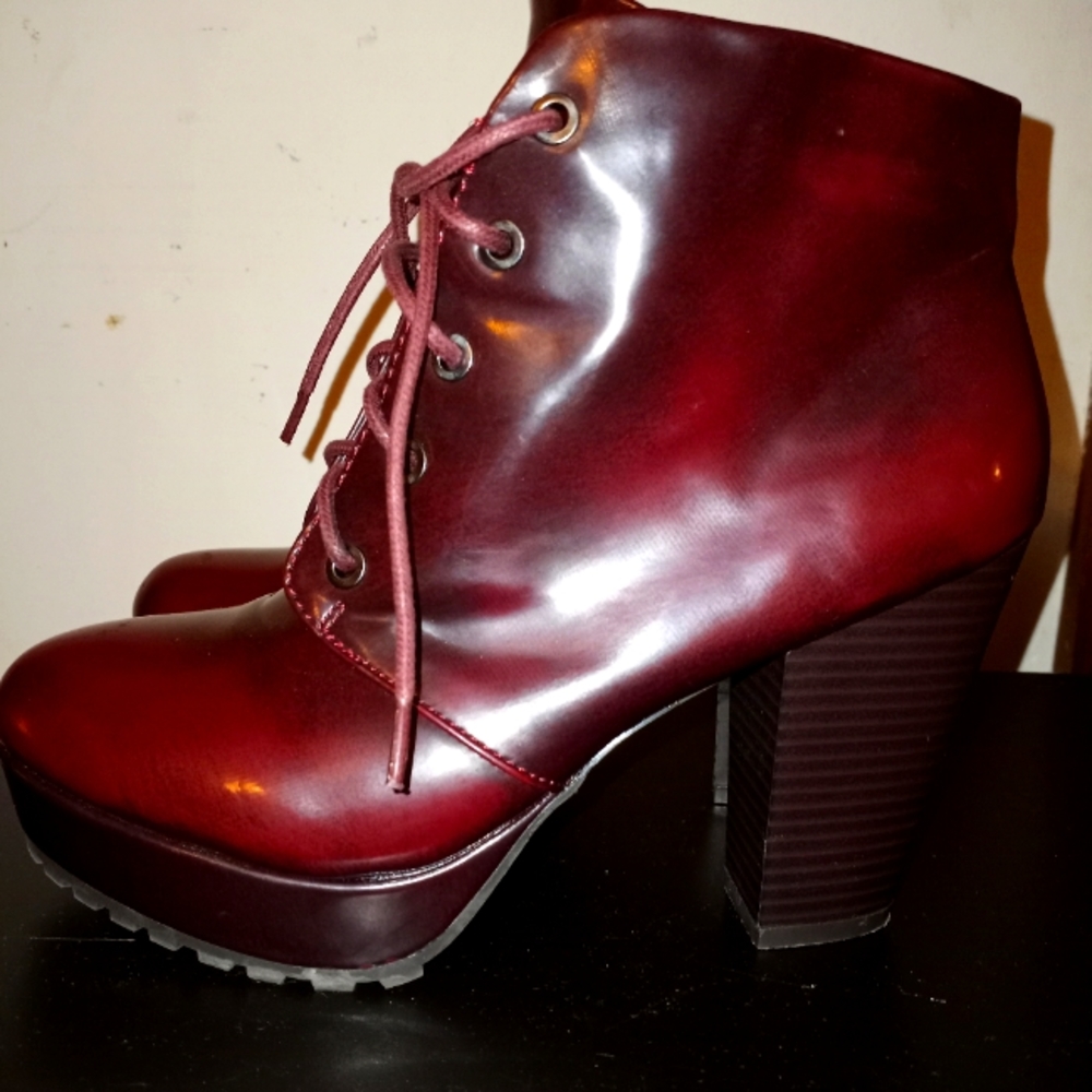 Women's size 8.5 patent leather lace up boots